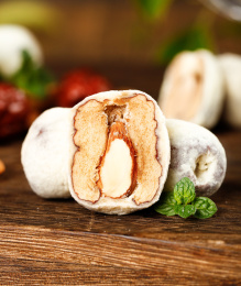 木底上放着切开的夹心奶枣