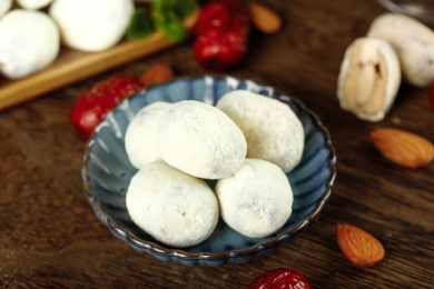 木底放着一碗奶枣