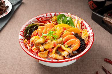 煮好的麻辣海鲜什锦冒菜