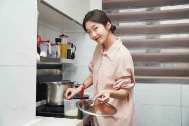 在厨房下厨的年轻亚洲女性