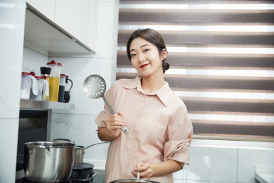 在厨房下厨的年轻亚洲女性