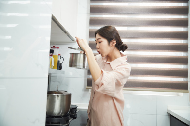 在厨房下厨的年轻亚洲女性