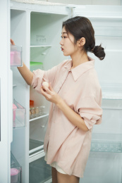 在厨房下厨的年轻亚洲女性