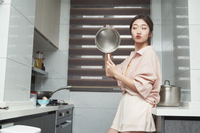 在厨房下厨的年轻亚洲女性