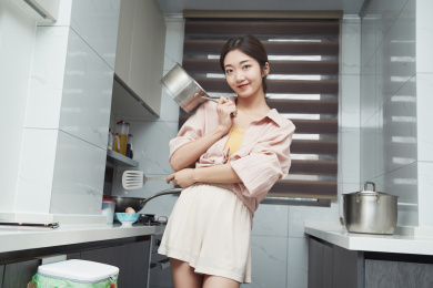 在厨房下厨的年轻亚洲女性