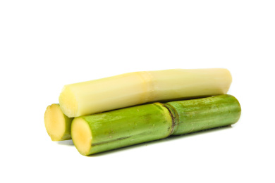 白底上放着削皮的甘蔗