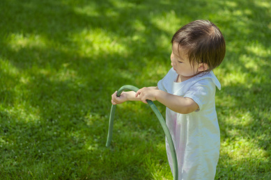 小男孩草坪浇水