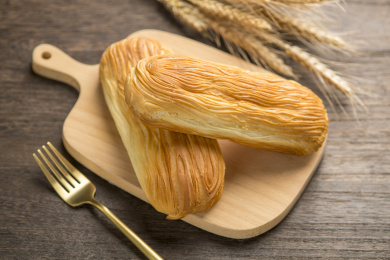 酥皮面包特写木桌面背景深色调