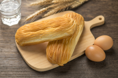 酥皮面包特写木桌面背景深色调