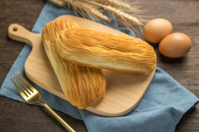 酥皮面包特写木桌面背景深色调