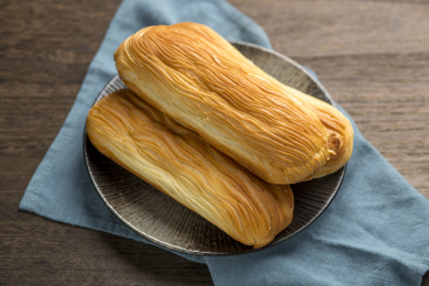 酥皮面包特写木桌面背景深色调