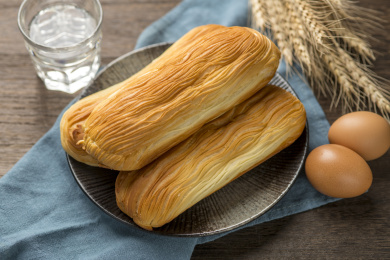 酥皮面包特写木桌面背景深色调