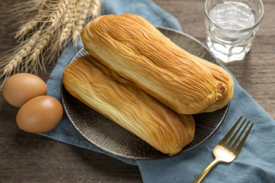 酥皮面包特写木桌面背景深色调