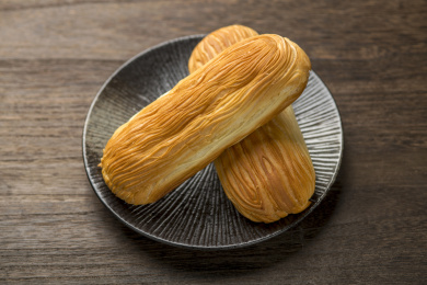 酥皮面包特写木桌面背景深色调