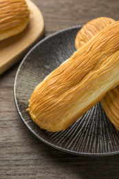 酥皮面包特写木桌面背景深色调