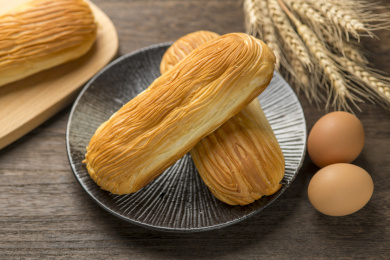 酥皮面包特写木桌面背景深色调