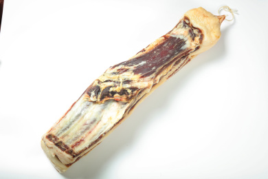 一块腌制好的五花肉