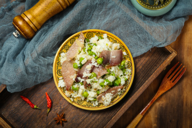 家常美食腊肉焖饭