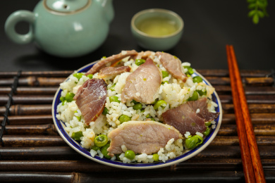 腊味腌肉后腿肉豌豆闷饭