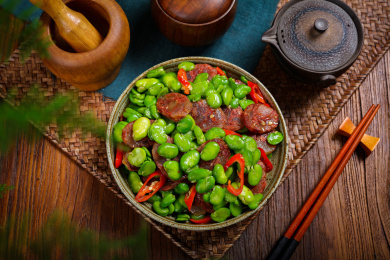 家常菜肴美食香肠炒蚕豆米