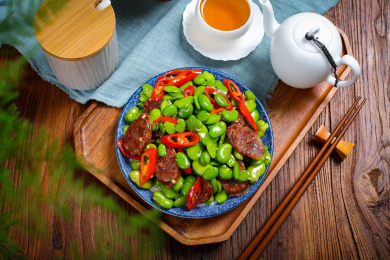 营养美味农家菜小炒蚕豆米腊肠