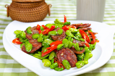 营养美味农家菜小炒蚕豆米腊肠