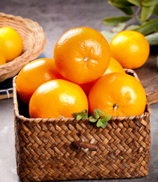 石板上放着一筐沃柑