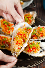 手拿香辣粉丝生蚝