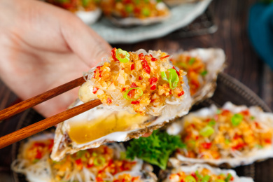 手拿香辣粉丝生蚝