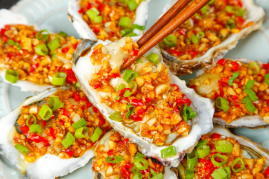 筷子夹着蒜蓉生蚝