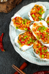 深底上放着一盘香辣烤生蚝