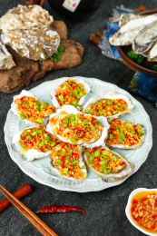 深底上放着一盘香辣烤生蚝