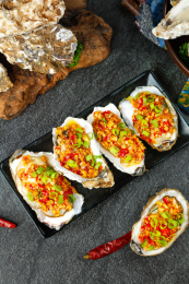 黑底上放着一盘蒜蓉生蚝