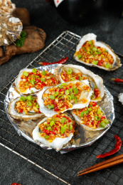 黑底上放着一盘乳山生蚝