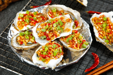 黑底上放着一盘乳山生蚝