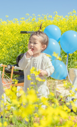 油菜花田里游玩的小男孩 