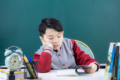 在教室上课的男学生