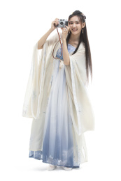 年轻古装美女拿着相机拍照