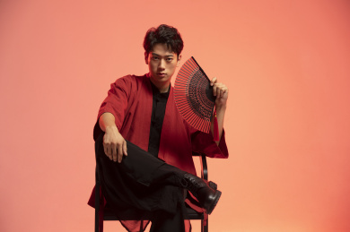 年轻国潮男子拿着折扇