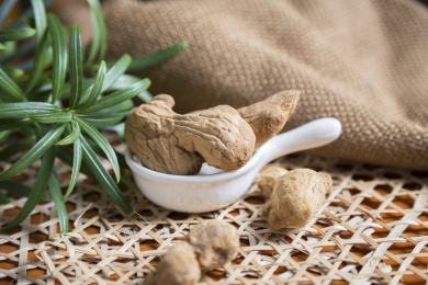 中国古风背景的中药炮姜特写