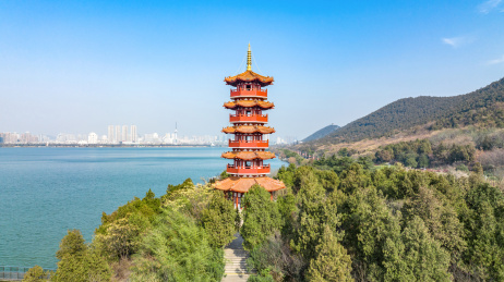 航拍江苏省徐州市苏公塔与云龙湖风景区