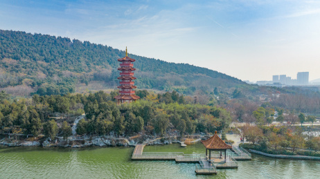 航拍江苏省徐州市苏公塔与云龙湖风景区