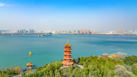 航拍江苏省徐州市苏公塔与云龙湖风景区