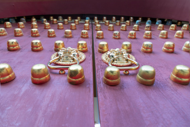 大红门和金色的门钉