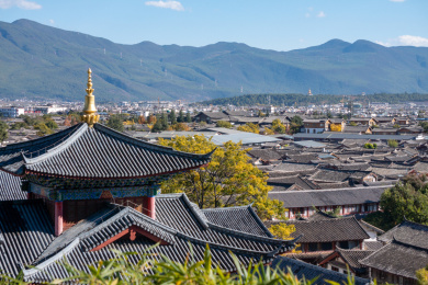 俯瞰中国云南丽江木府中式建筑