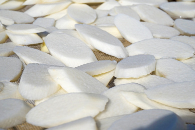 阳光下新鲜的山药片