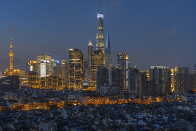 中国上海市黄浦区老弄堂与天际线夜景图