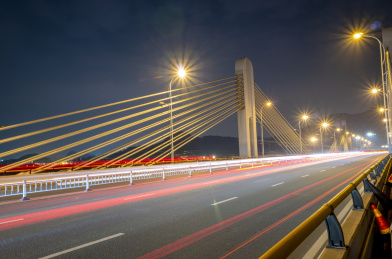 冬季夜晚灯光下的柳州市桥梁道路