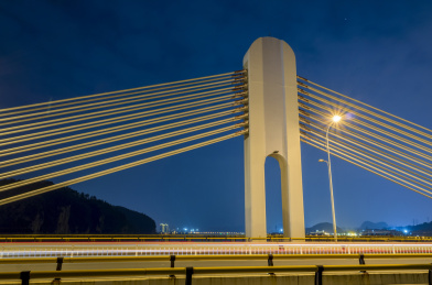 冬季夜晚灯光下的柳州市桥梁道路