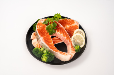 蓝色背景上美味的三文鱼趴